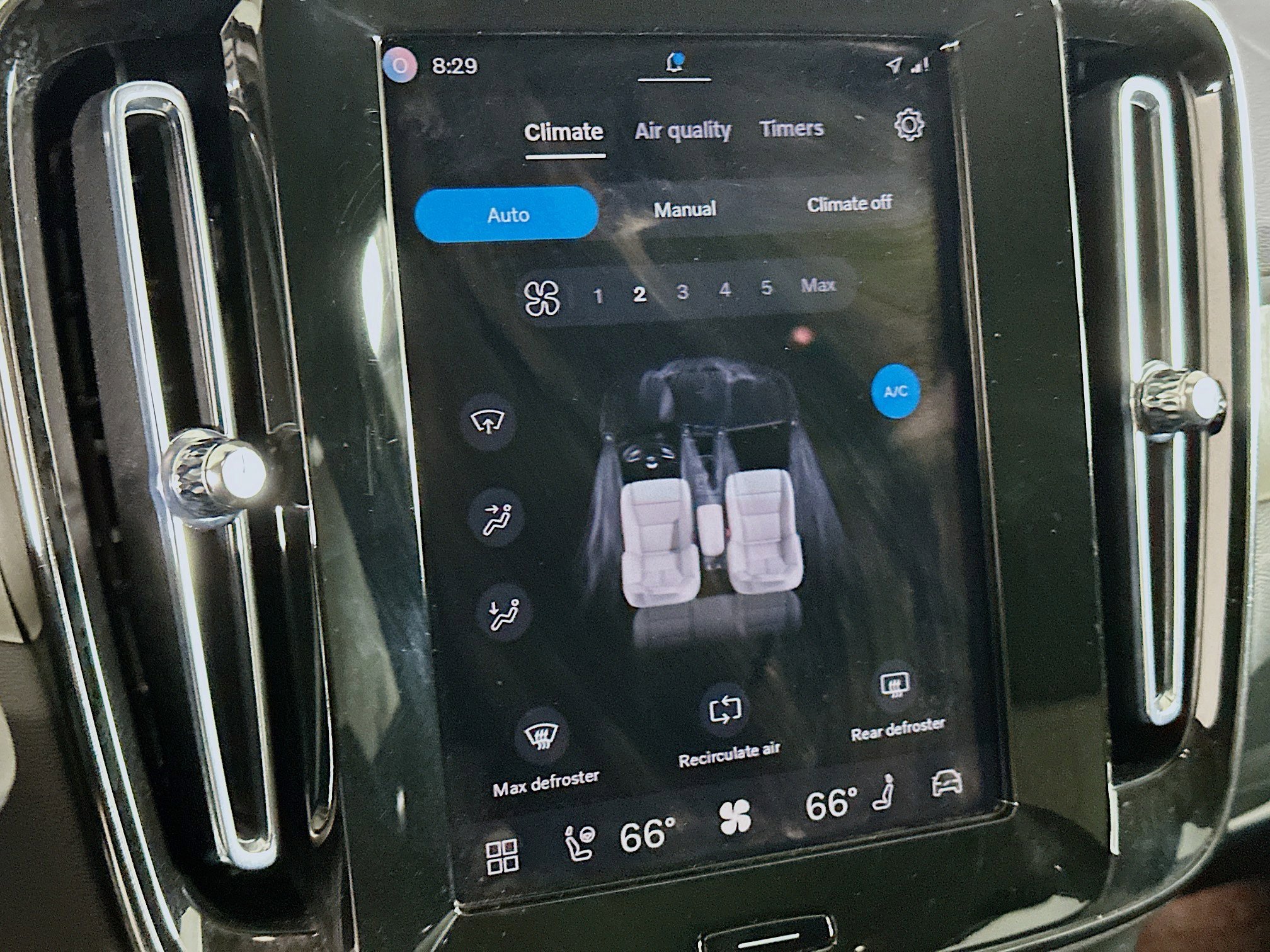 Used 2025 Volvo XC40 B5 Plus image 24