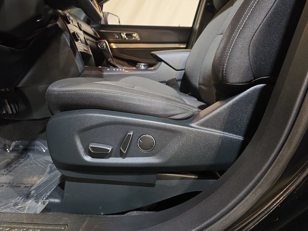 Used 2018 Ford Explorer XLT AWD/4WD image 14