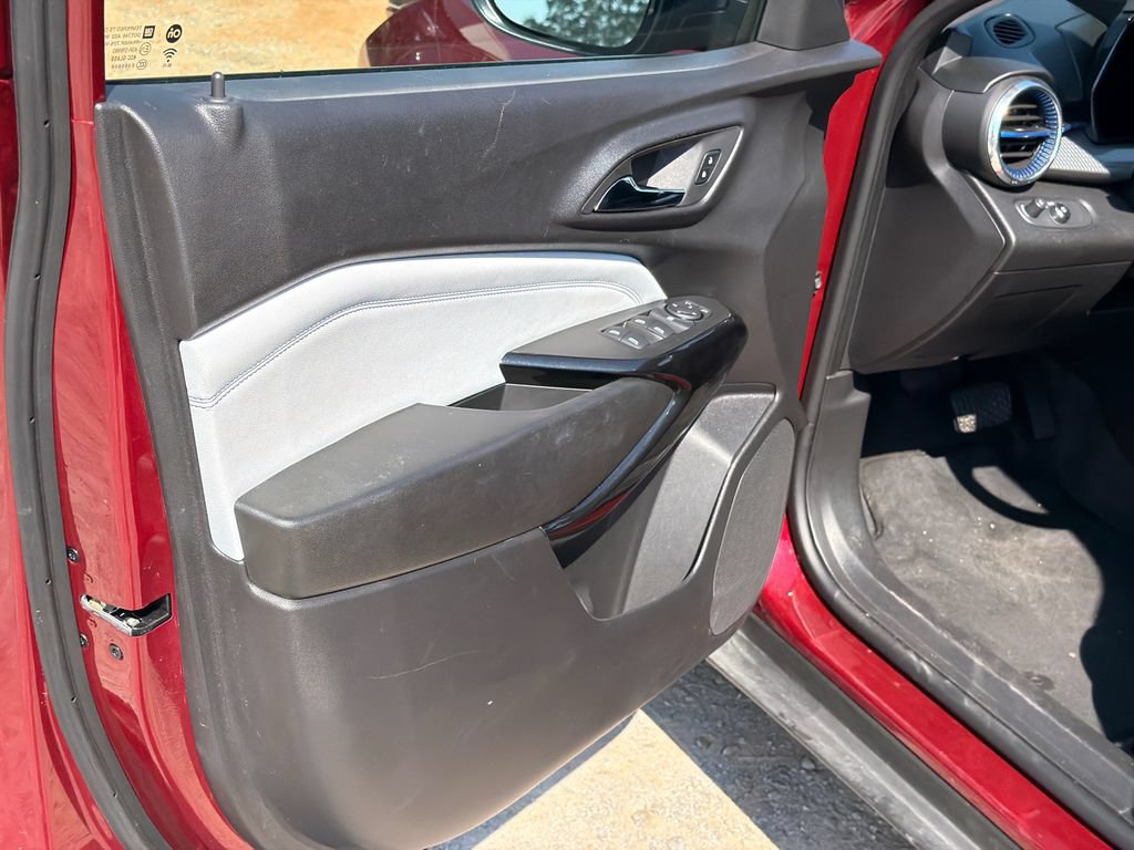Used 2025 Chevrolet Trax LT FWD image 10