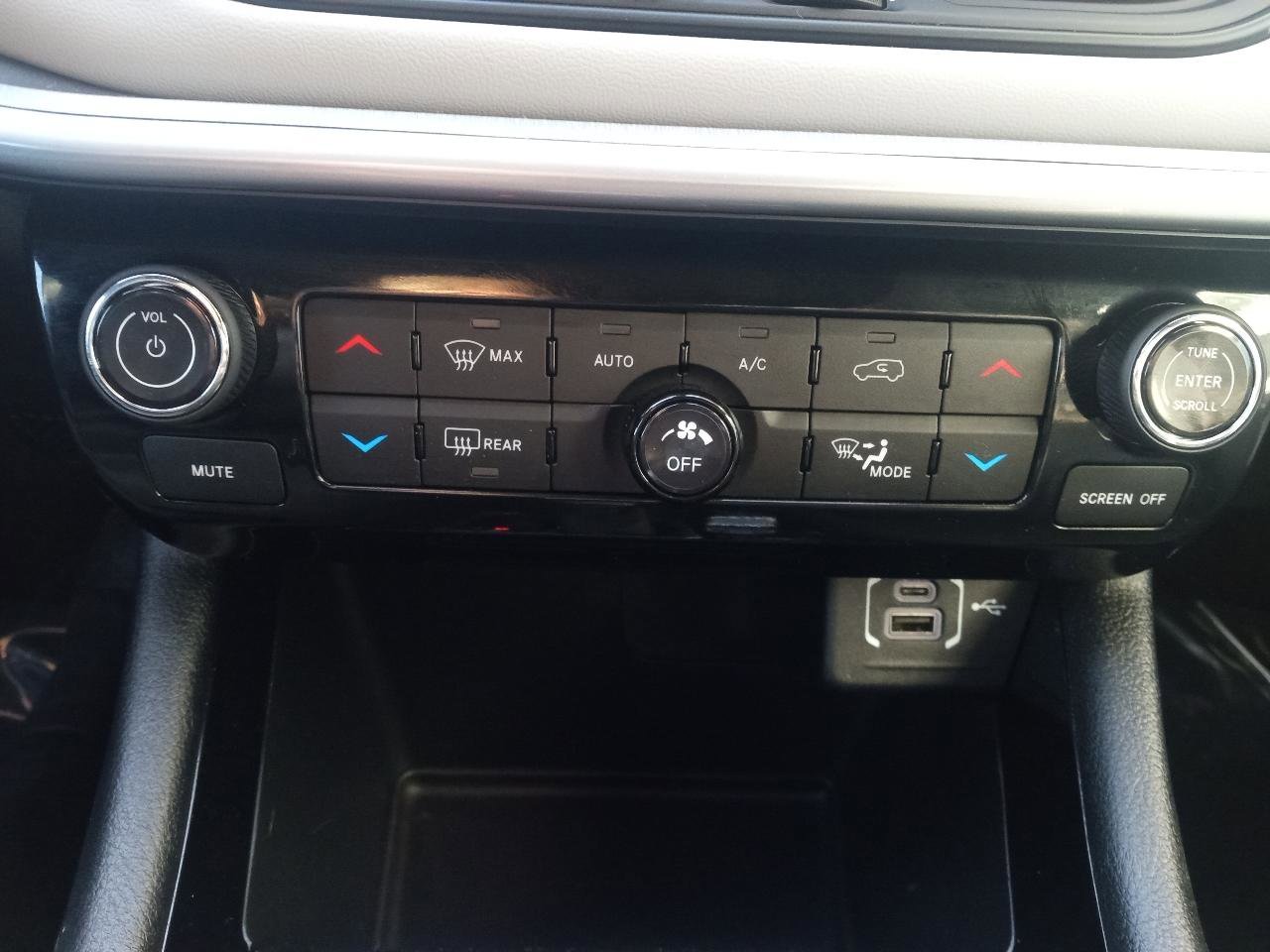 Used 2024 Jeep Compass Limited image 13