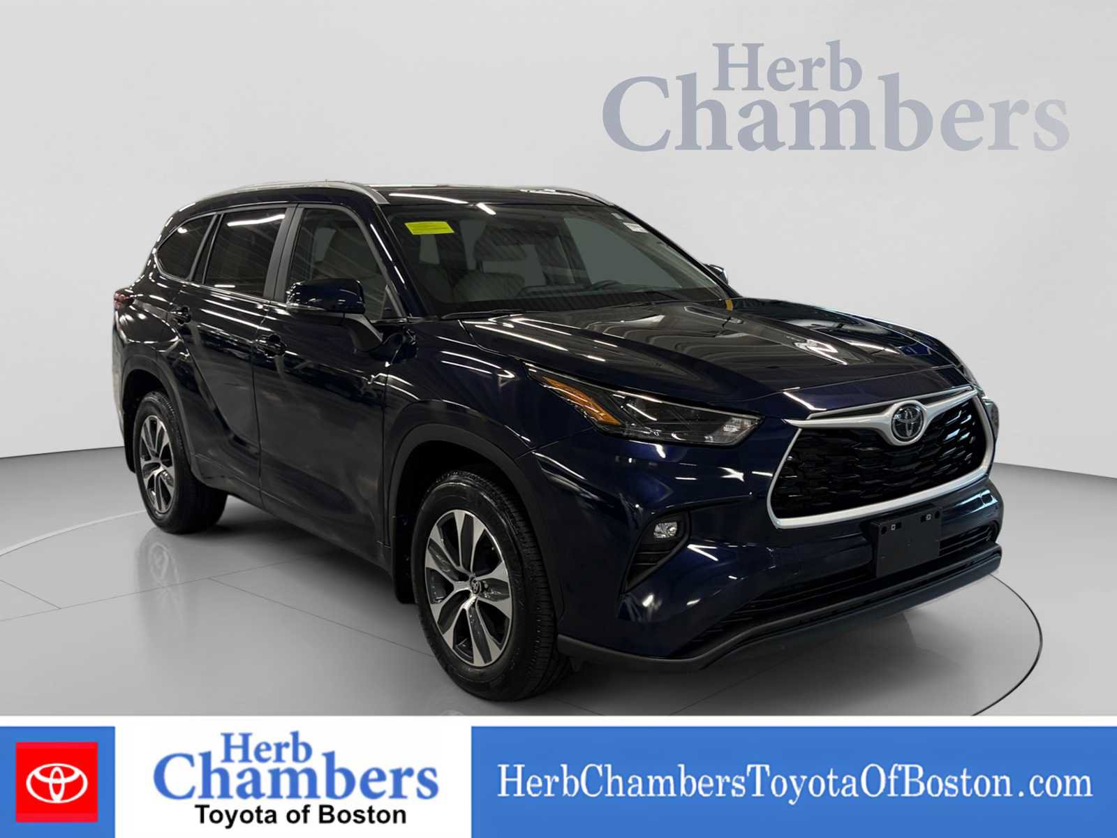 Used 2024 Toyota Highlander XLE AWD/4WD image 1