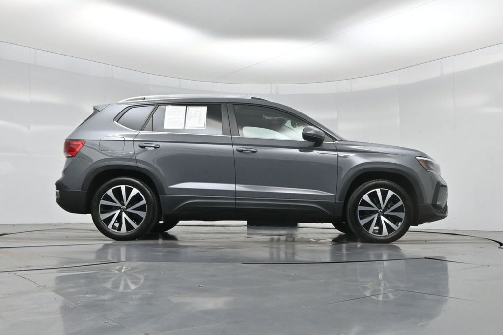 Used 2023 Volkswagen Taos SE w/ Panoramic Sunroof Package AWD/4WD image 18