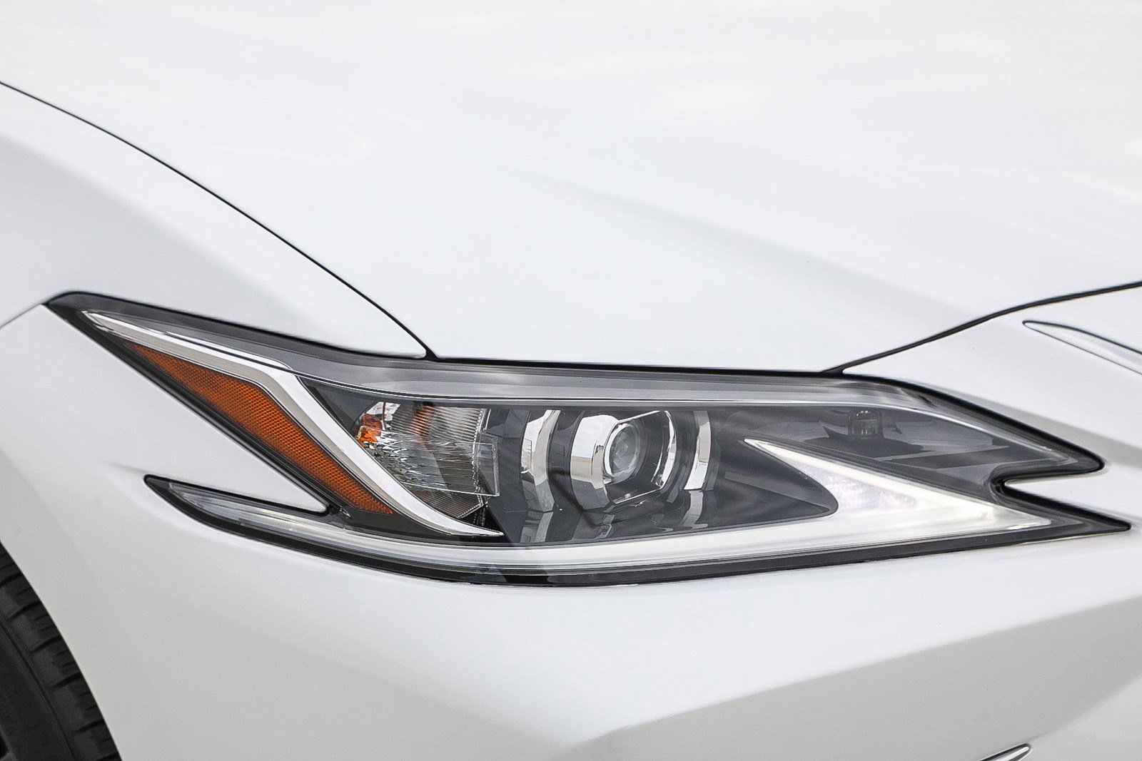 Certified 2025 Lexus ES 300h w/ Premium Package image 8