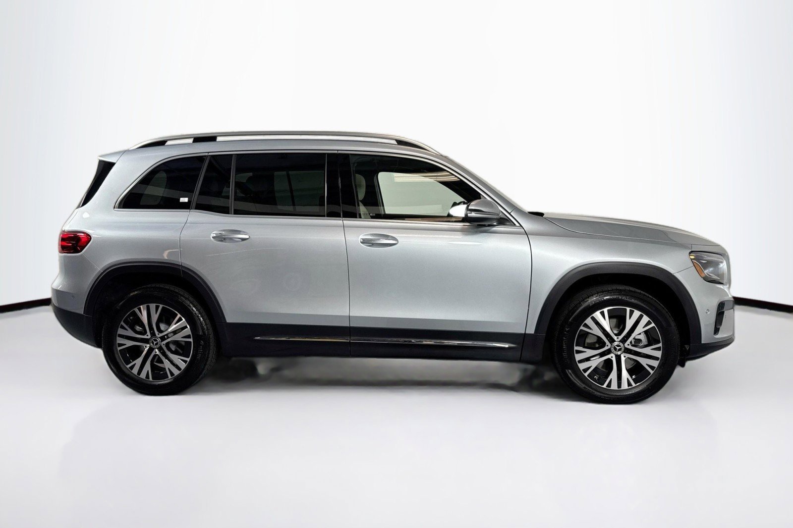 Used 2026 Mercedes-Benz GLB 250 4MATIC image 4