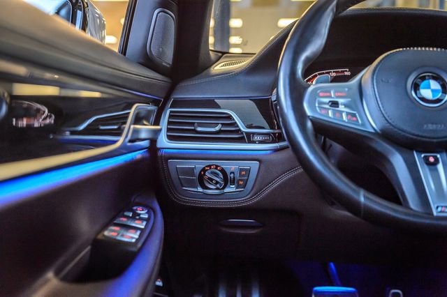 Used 2020 BMW 740i w/ M Sport Package image 28
