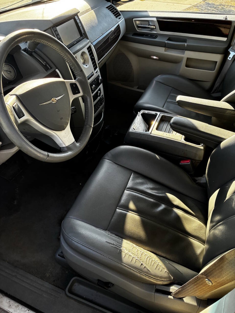 Used 2010 Chrysler Town & Country Touring FWD image 4