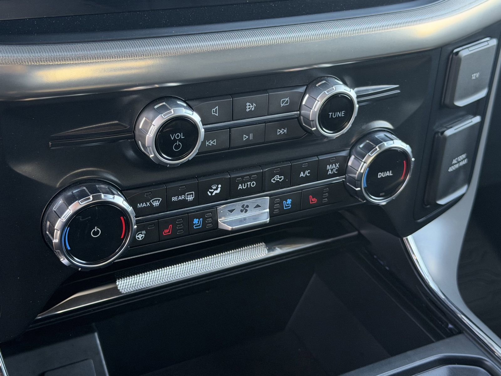 Used 2024 Ford F150 Lariat w/ FX4 Off-Road Package image 18