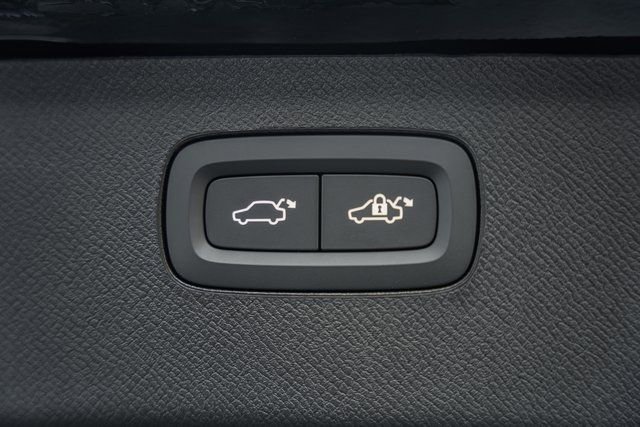 Certified 2025 Volvo XC90 T8 Core w/ Climate Package image 10