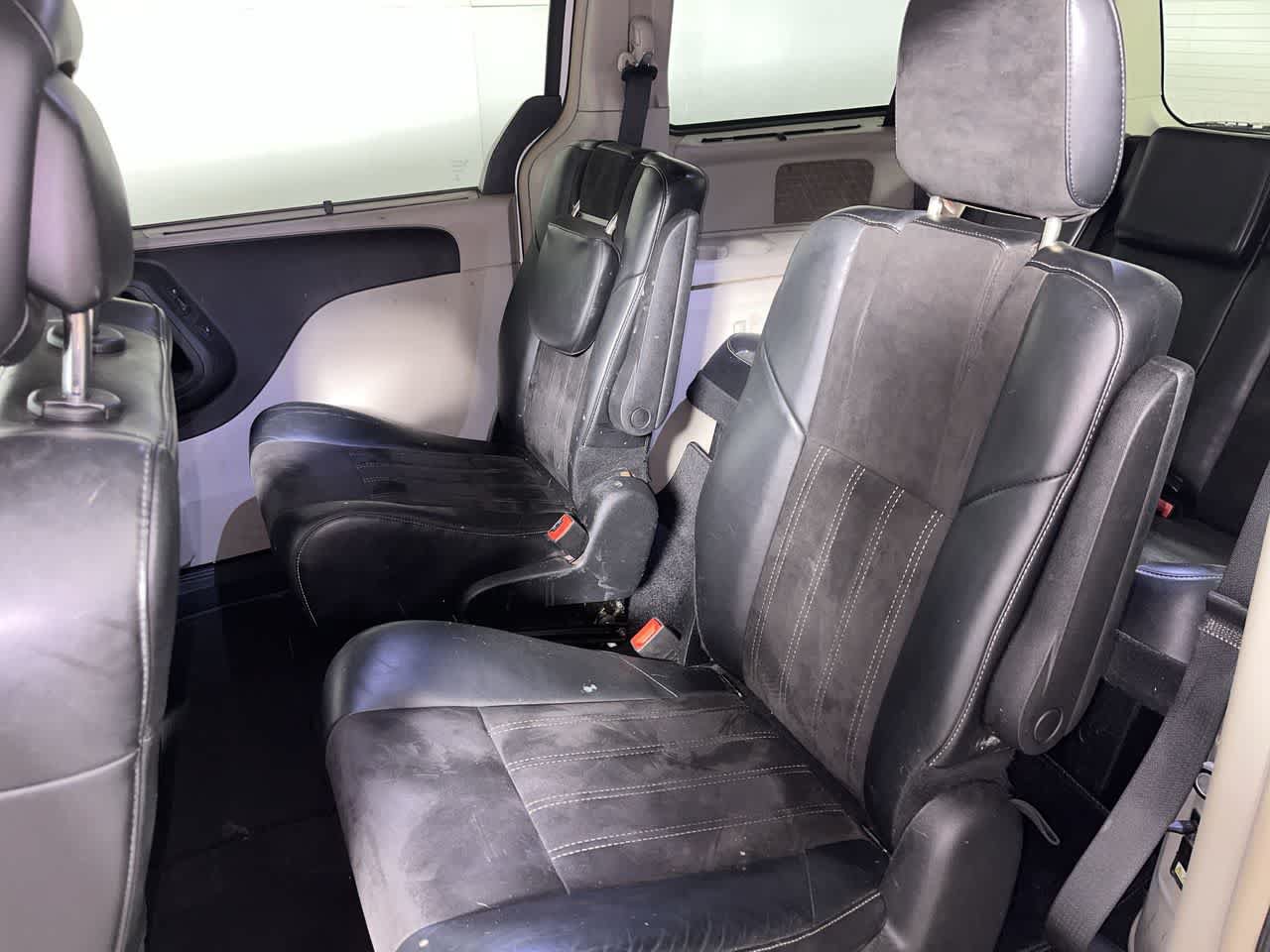 Used 2014 Chrysler Town & Country Touring-L FWD image 25