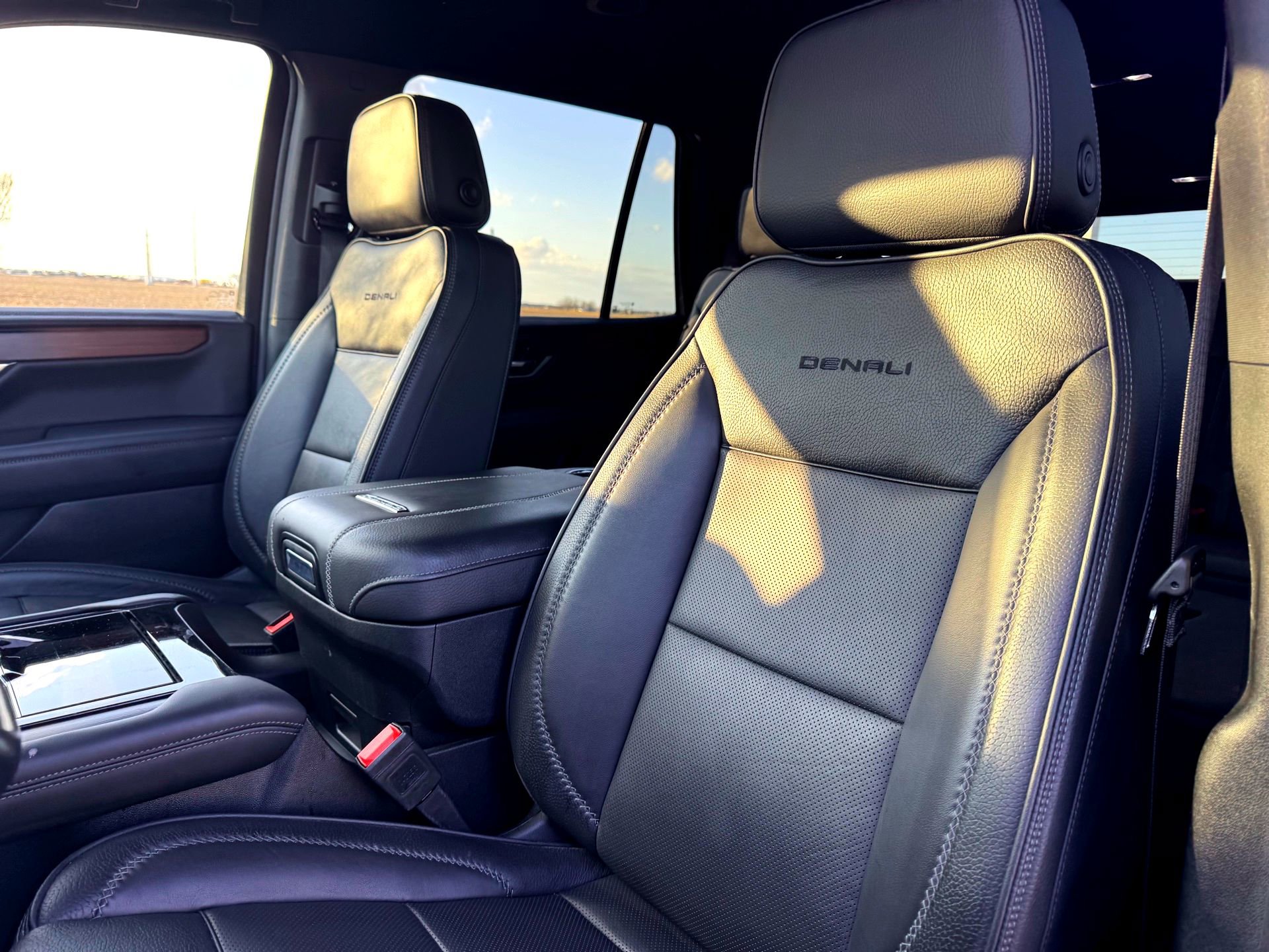 Used 2025 GMC Yukon Denali image 13