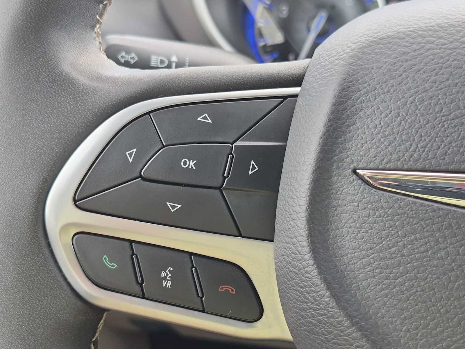 Used 2024 Chrysler Pacifica Touring-L FWD image 23