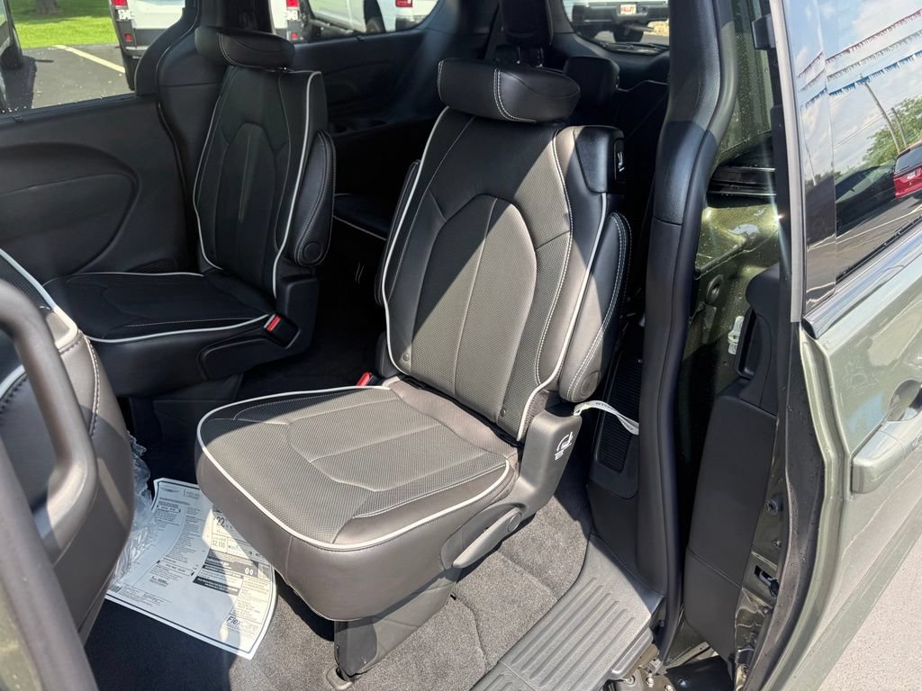 New 2027 Chrysler Pacifica Limited FWD image 31
