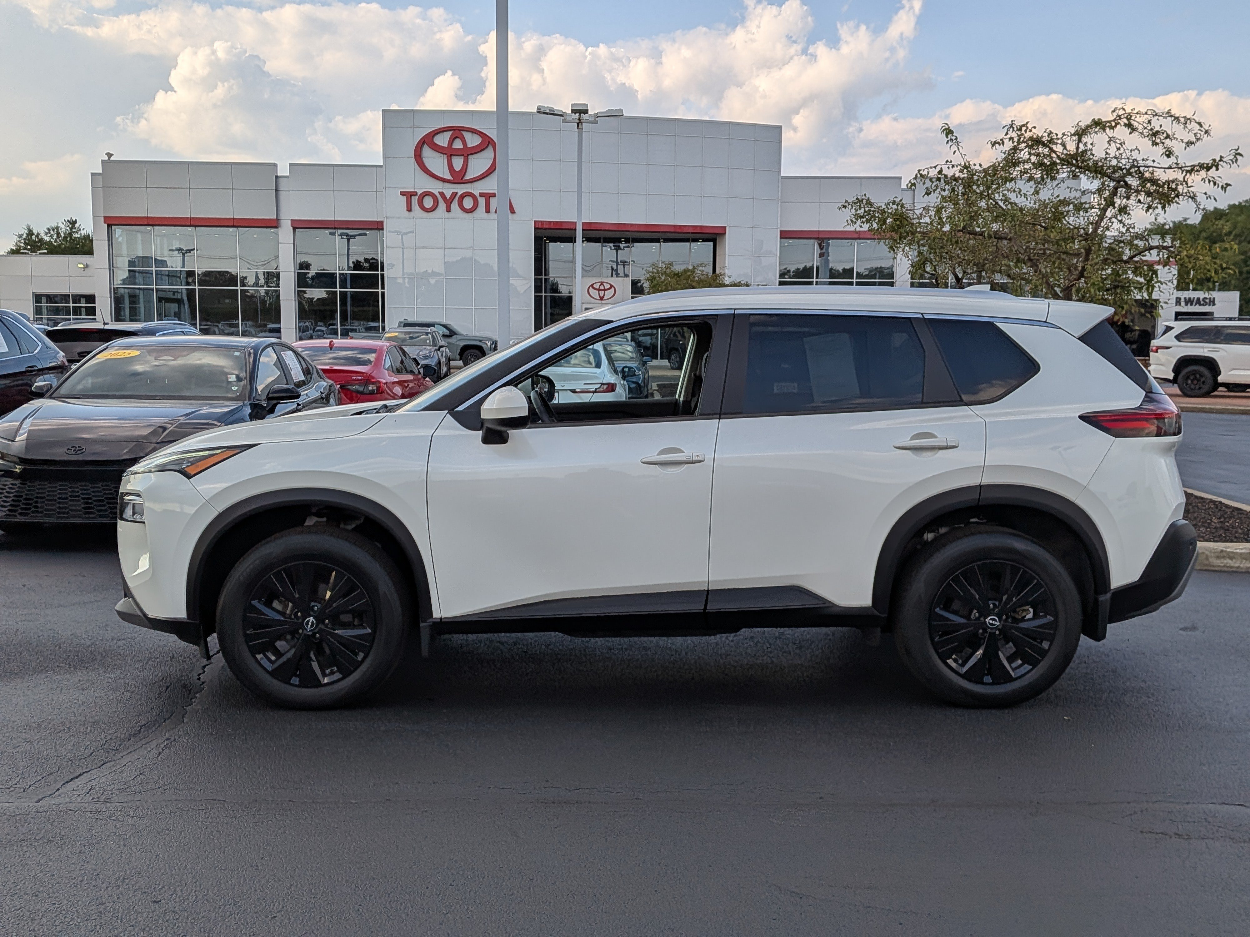 Used 2023 Nissan Rogue SV w/ SV Premium B Package AWD/4WD image 5