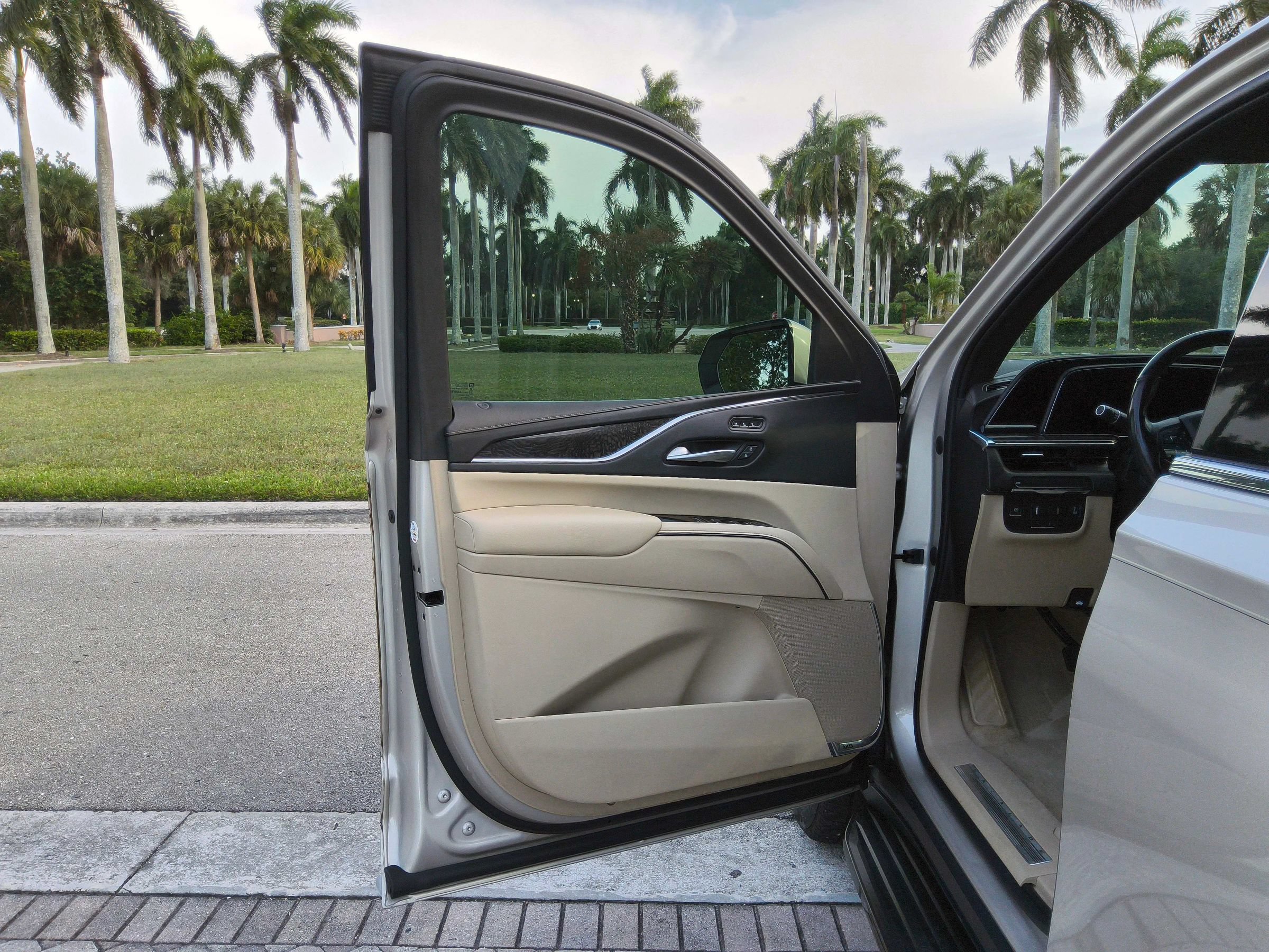 Used 2021 Cadillac Escalade ESV Premium Luxury w/ Performance Package RWD image 23