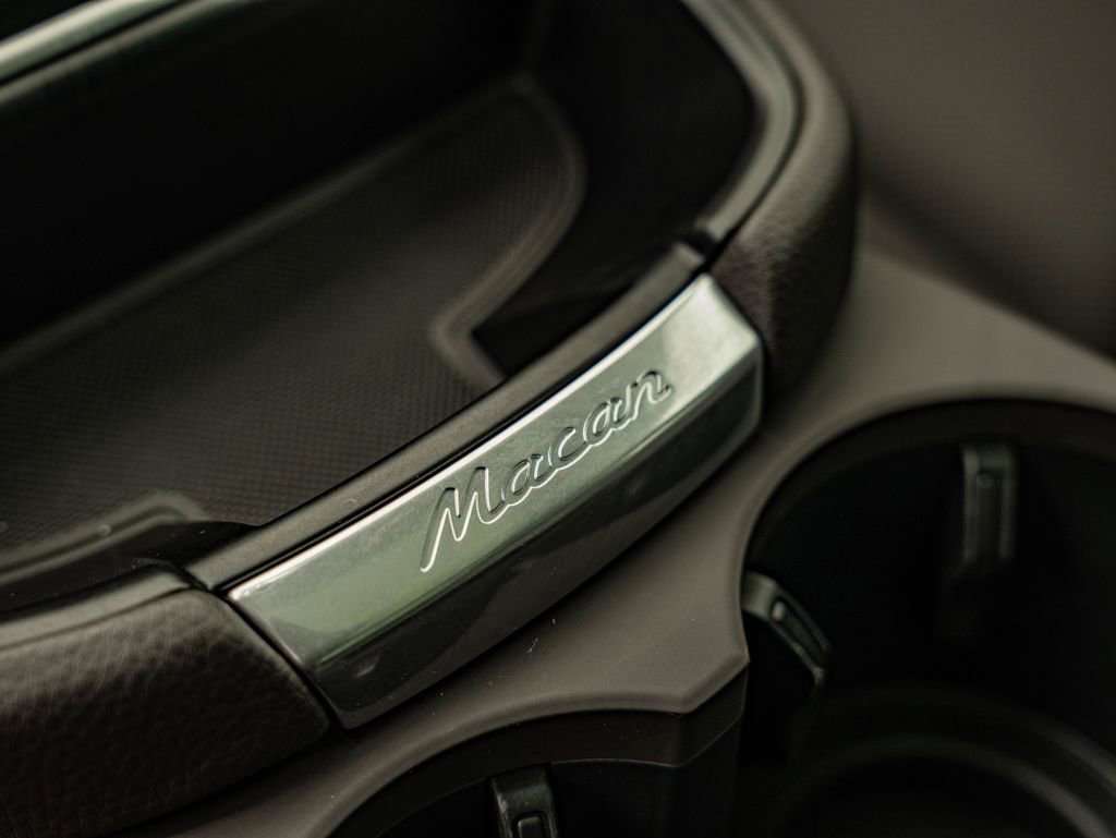 Certified 2025 Porsche Macan AWD/4WD image 34