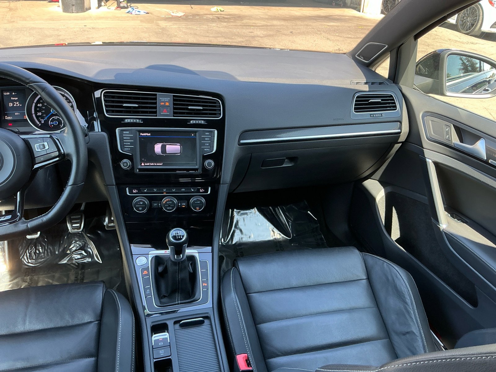 Used 2017 Volkswagen Golf R 4-Door image 16