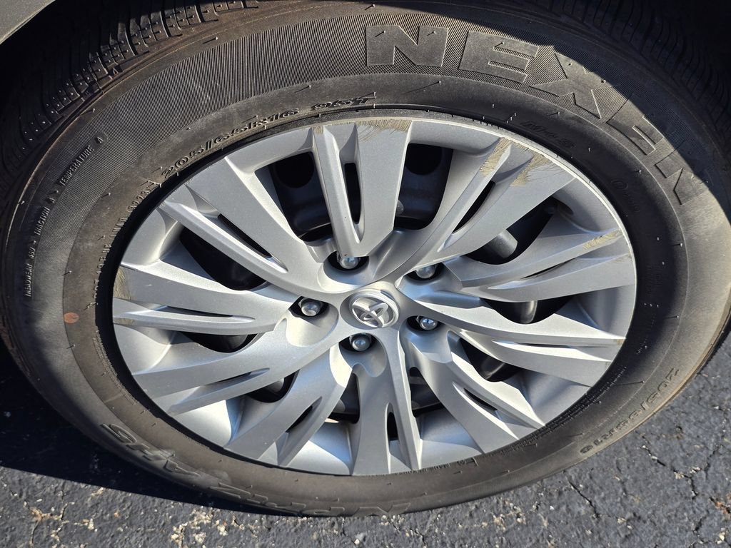 Used 2013 Toyota Camry LE FWD image 25