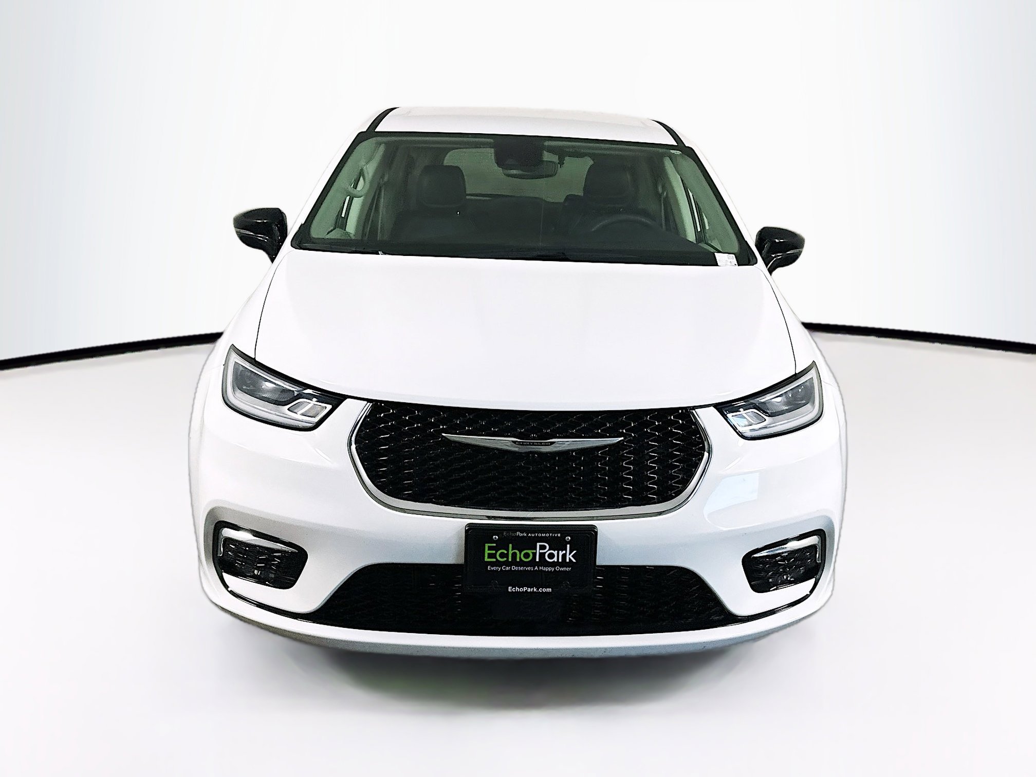 Used 2024 Chrysler Pacifica Touring-L image 2