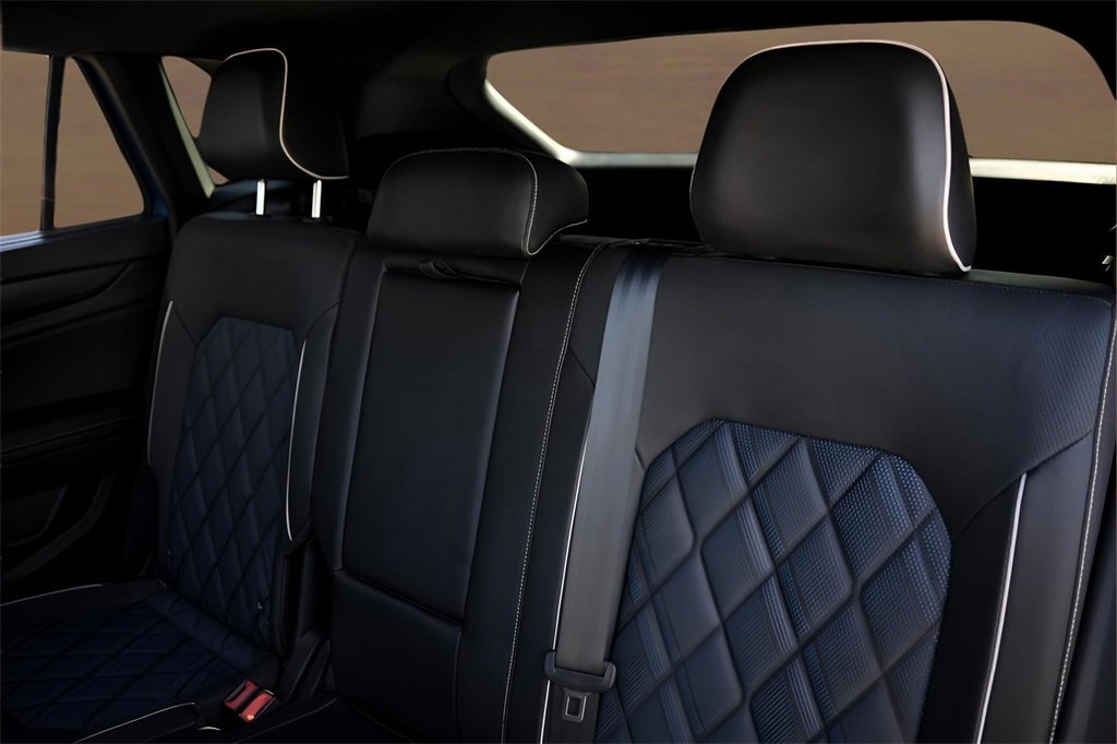 Used 2024 Volkswagen Atlas Cross Sport SEL Premium R-Line image 24