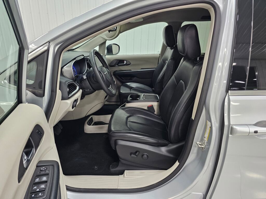 Used 2023 Chrysler Pacifica Touring-L image 12