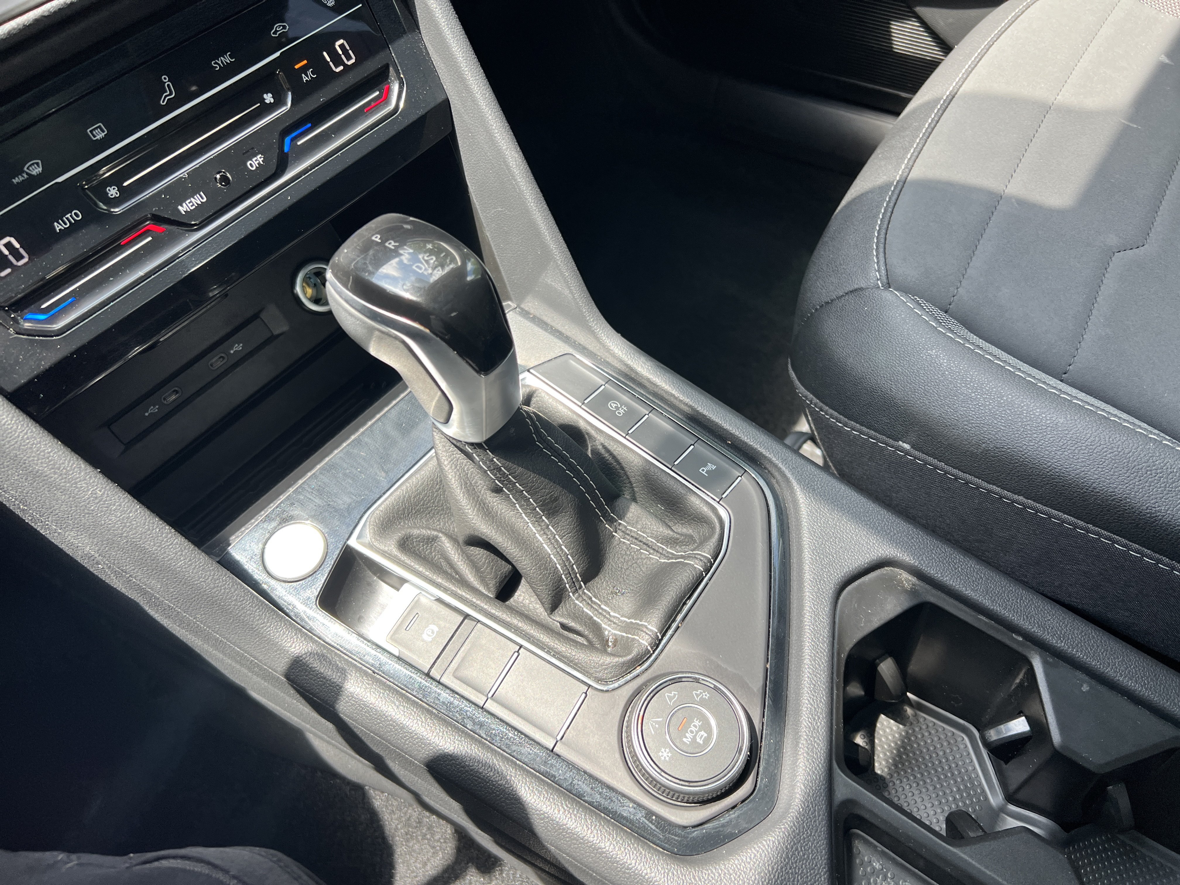 Certified 2025 Volkswagen Taos SE AWD/4WD image 23