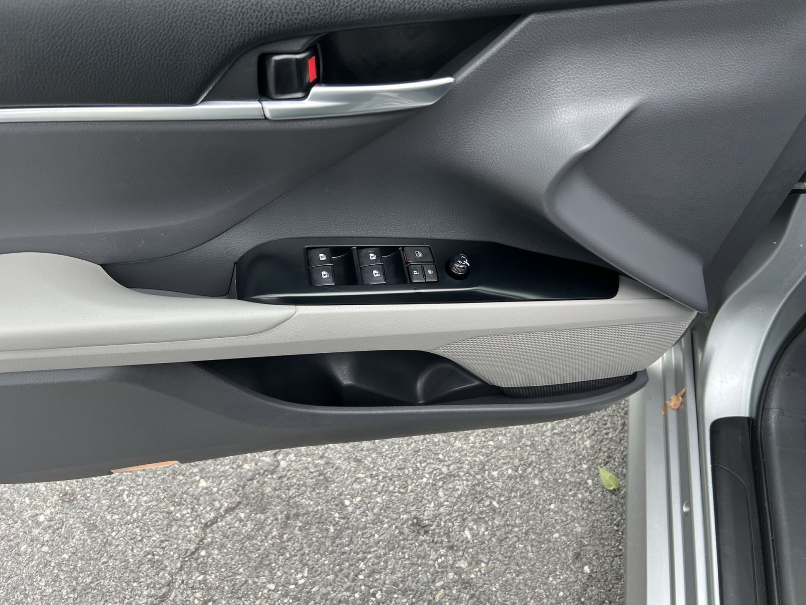 Used 2018 Toyota Camry LE FWD image 15