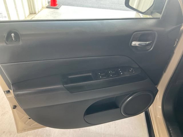Used 2017 Jeep Patriot Latitude AWD/4WD image 3