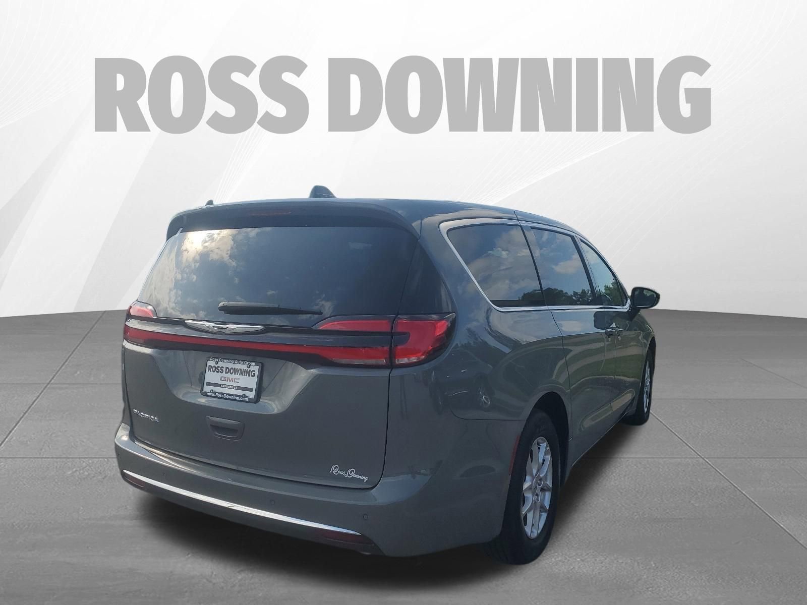 Used 2025 Chrysler Pacifica Select FWD image 4