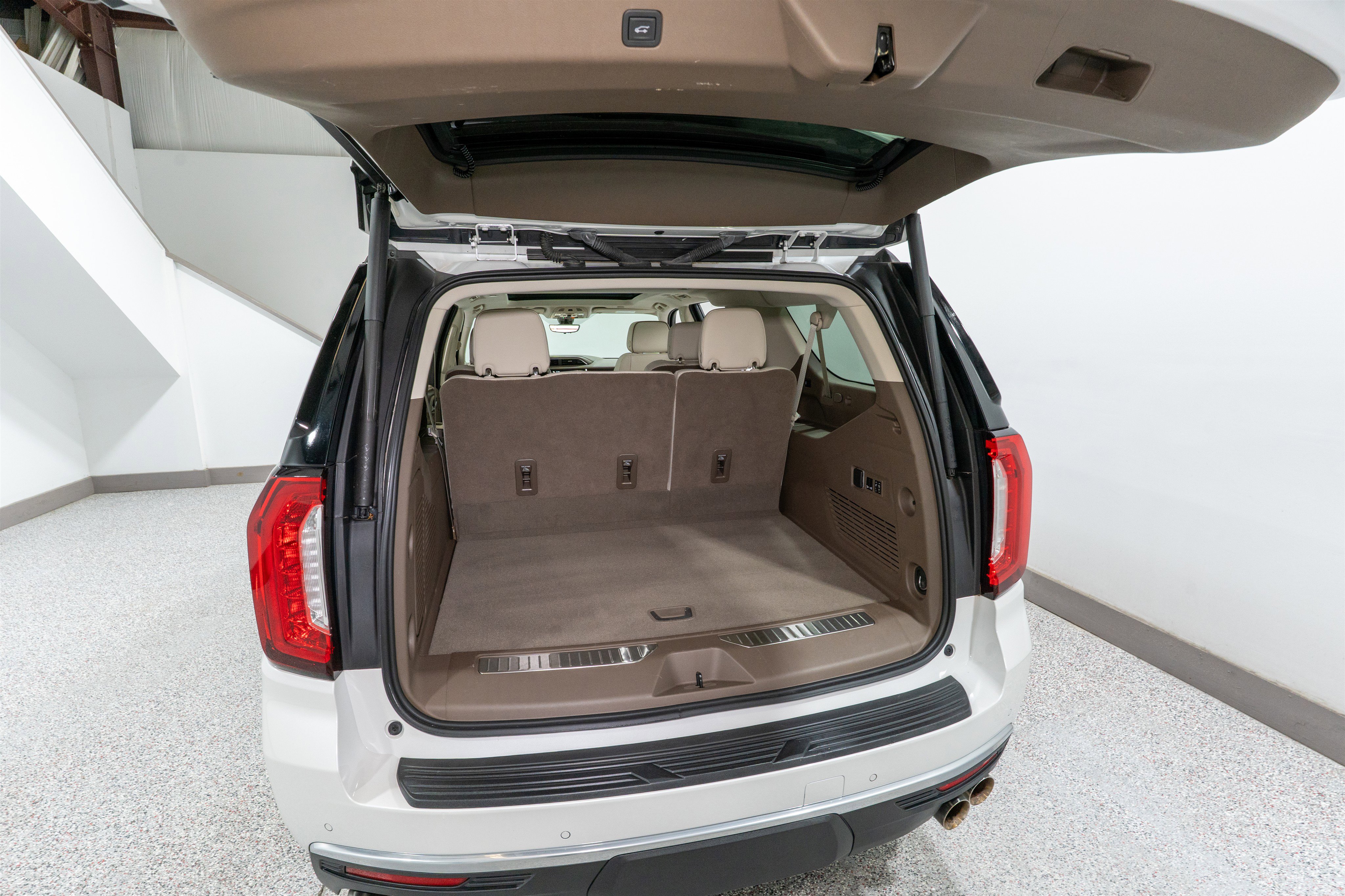 Used 2022 GMC Yukon XL Denali w/ Denali Premium Package image 35