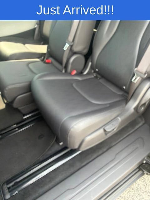Used 2024 Kia Carnival EX FWD image 12