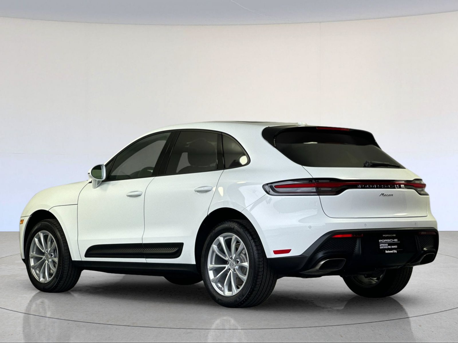 Certified 2026 Porsche Macan AWD/4WD image 3