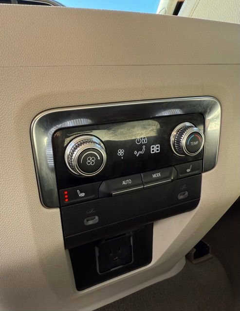 Used 2022 GMC Yukon Denali w/ Denali Premium Package image 31