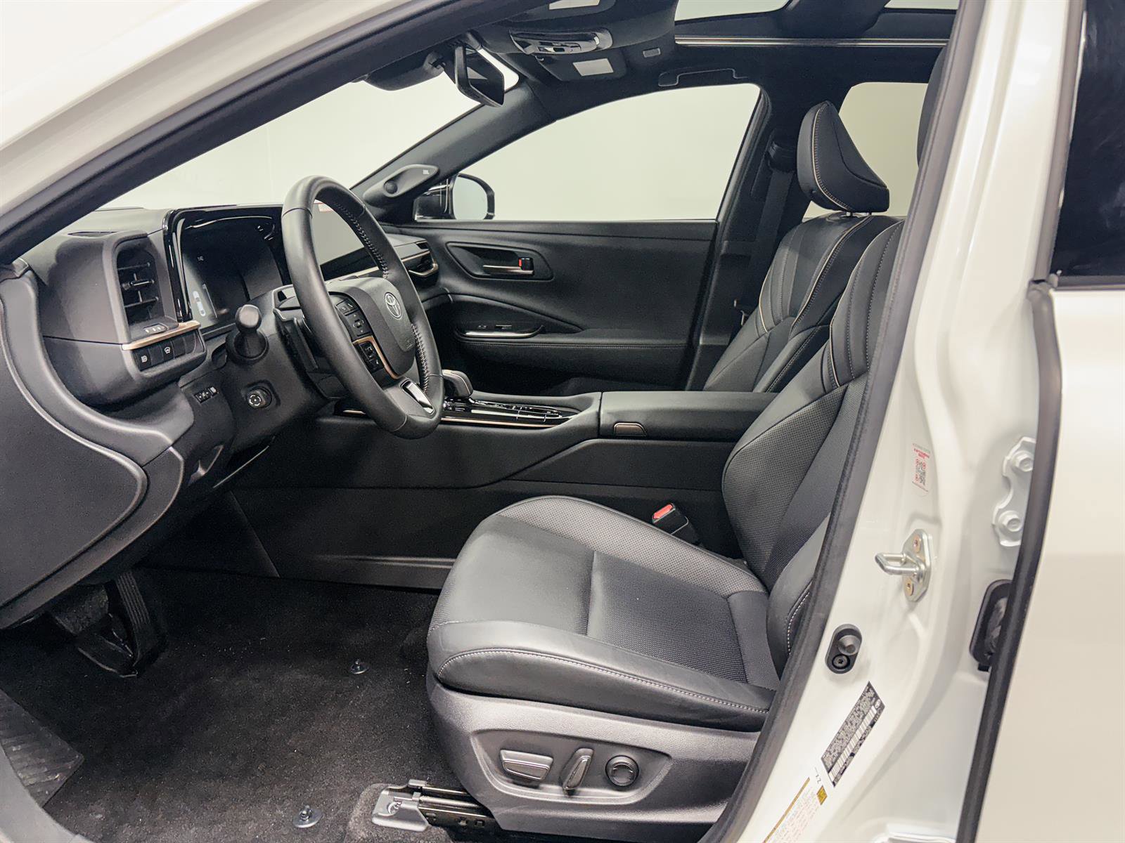 Certified 2025 Toyota Crown Platinum image 4