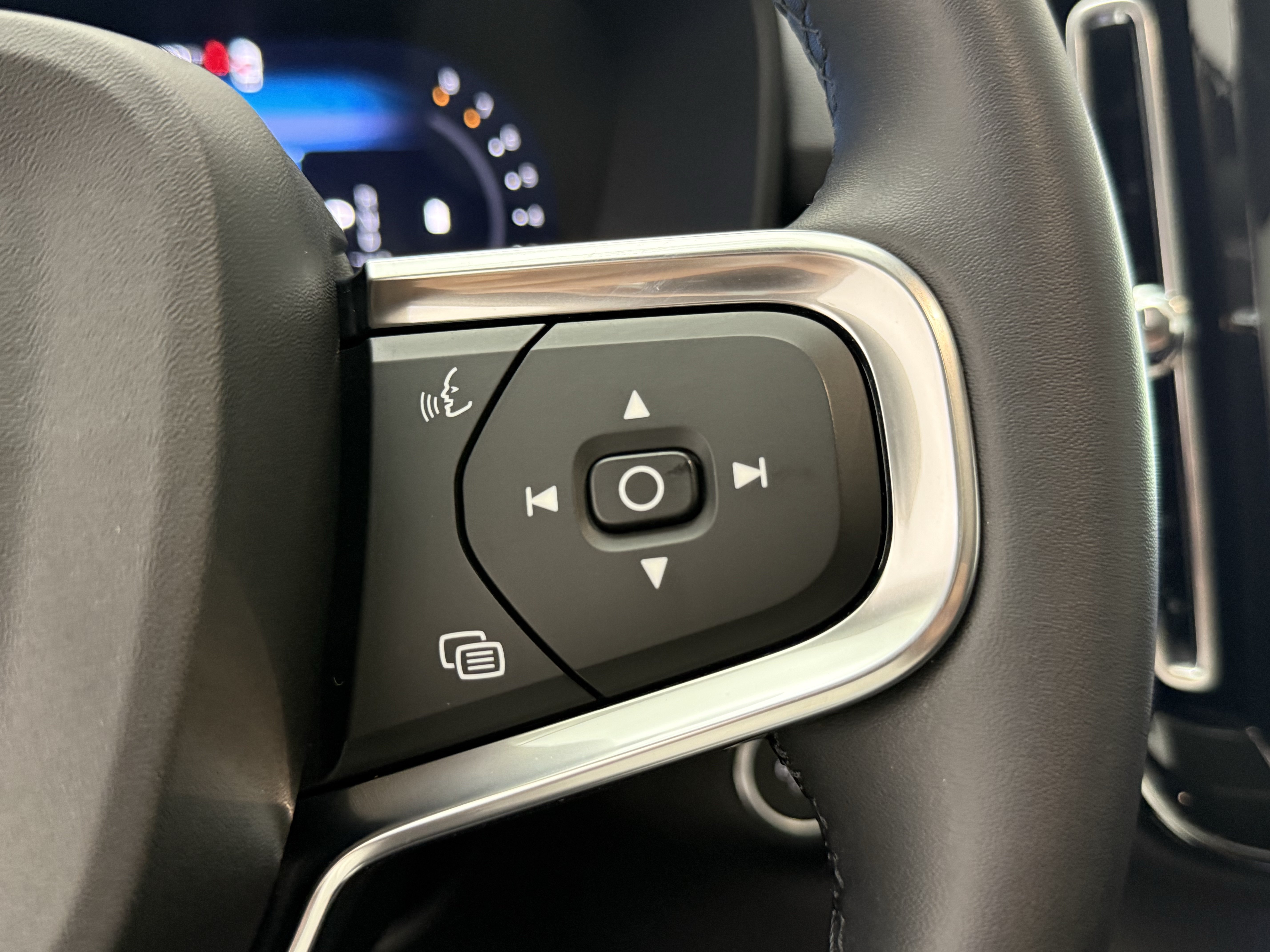 Certified 2026 Volvo XC40 B5 Plus AWD/4WD image 11