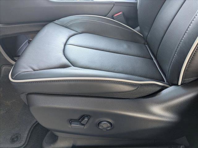 New 2026 Chrysler Pacifica Limited w/ Uconnect Theater Family Group image 4