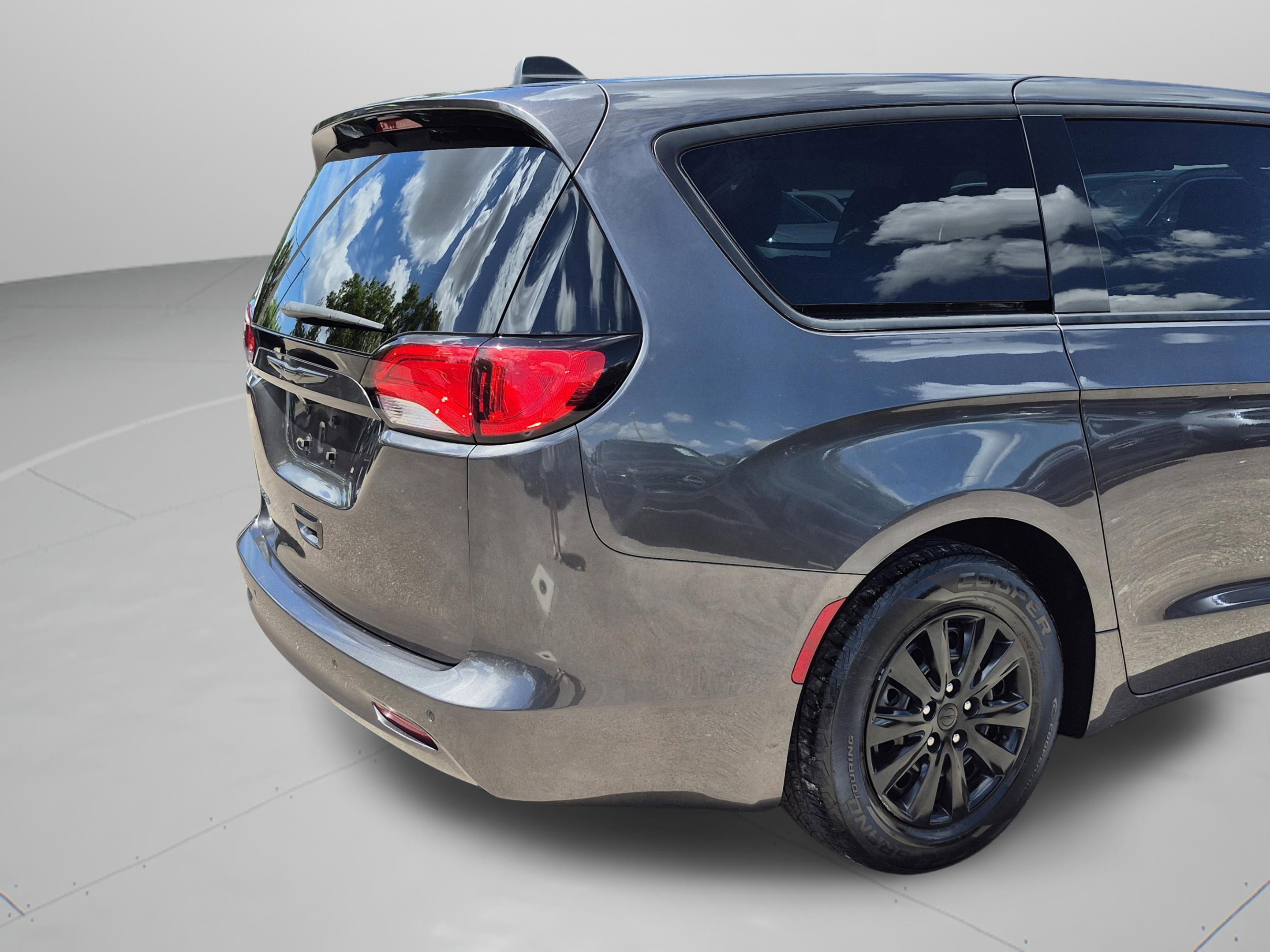 Used 2018 Chrysler Pacifica L image 33