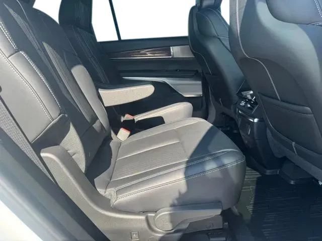 New 2027 Cadillac Vistiq Sport w/ LPO, Floor Liner Package AWD/4WD image 17