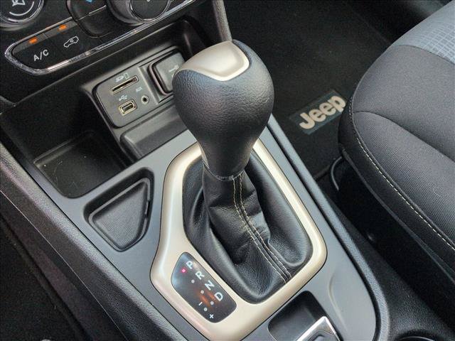 Used 2017 Jeep Cherokee Latitude FWD image 12