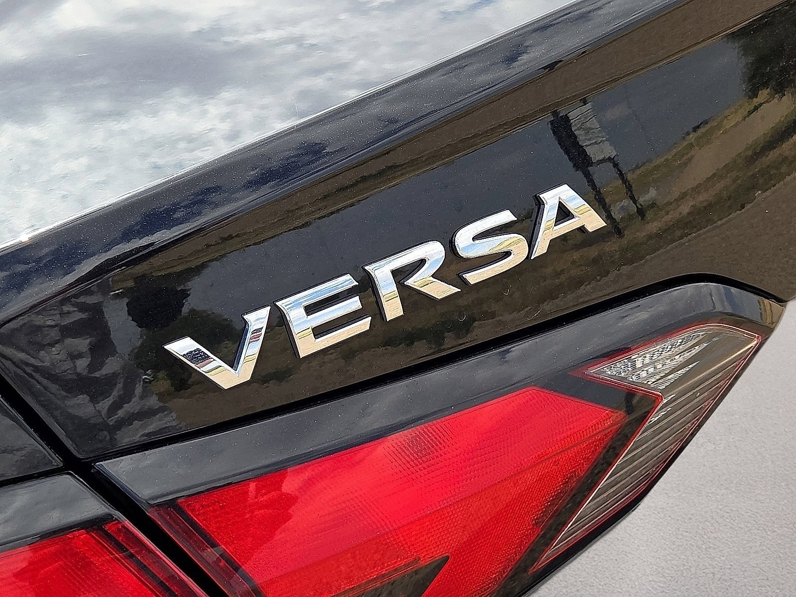 Used 2024 Nissan Versa SV FWD image 11