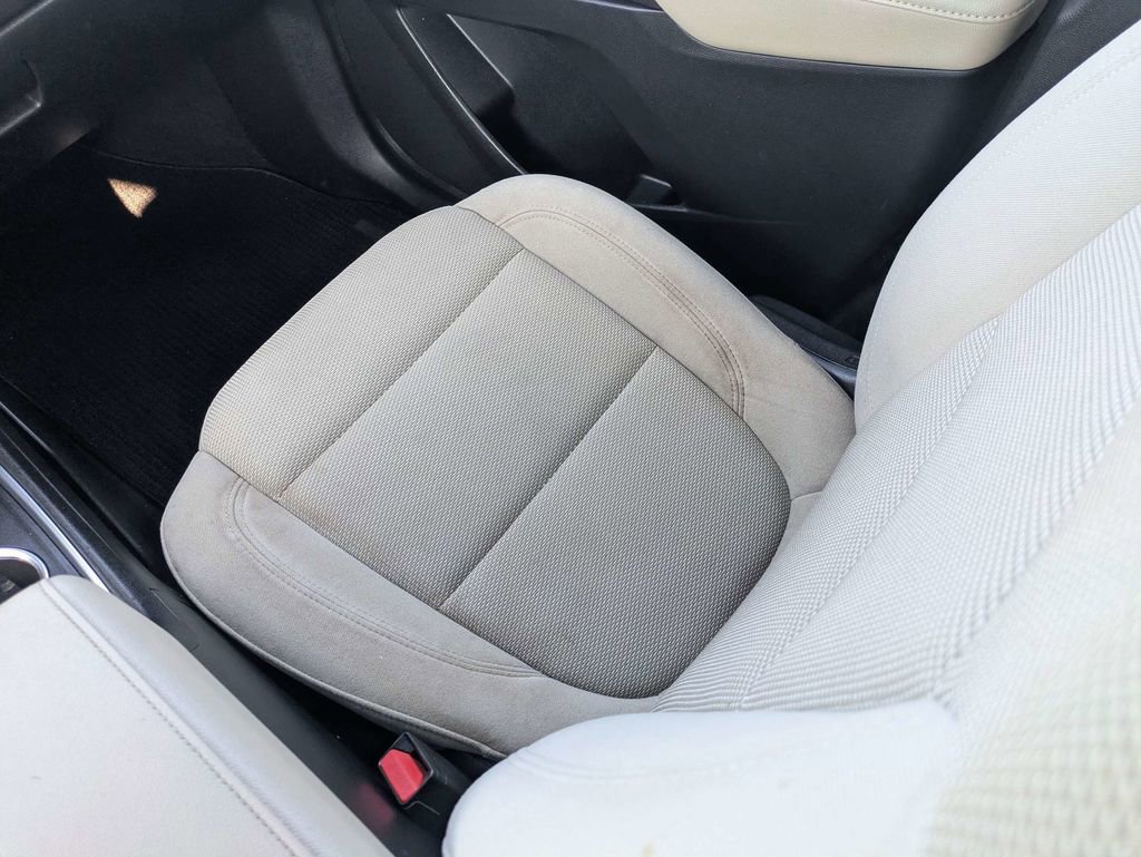 Used 2022 Chevrolet Traverse LT FWD image 19