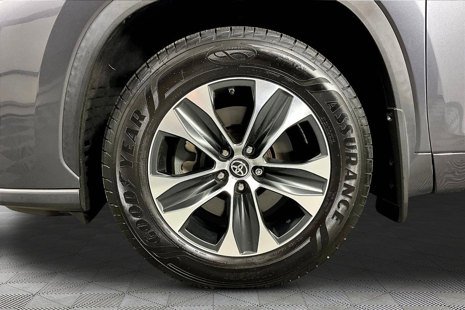 Used 2020 Toyota Highlander XLE image 35