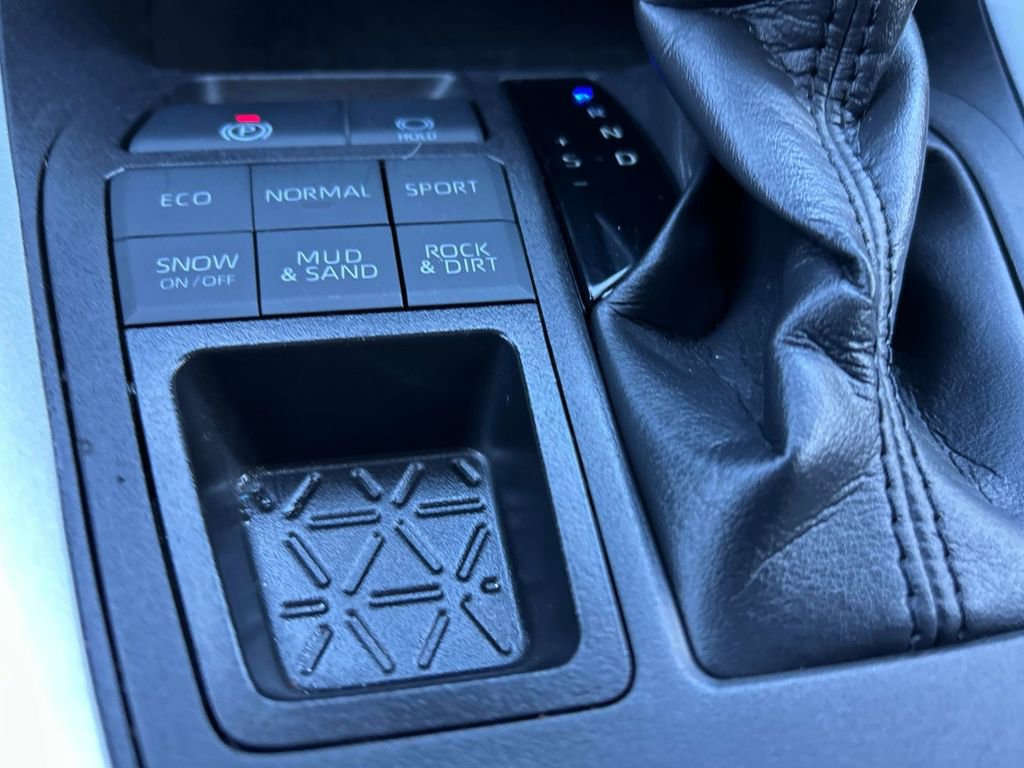 Used 2024 Toyota RAV4 LE image 31
