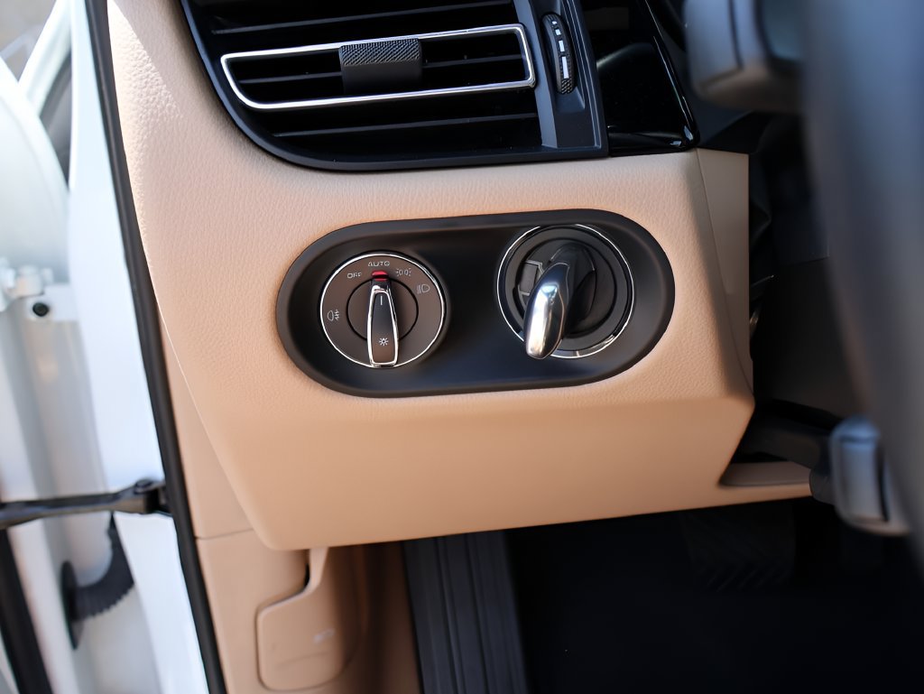 Certified 2024 Porsche Macan w/ Premium Plus Package AWD/4WD image 33