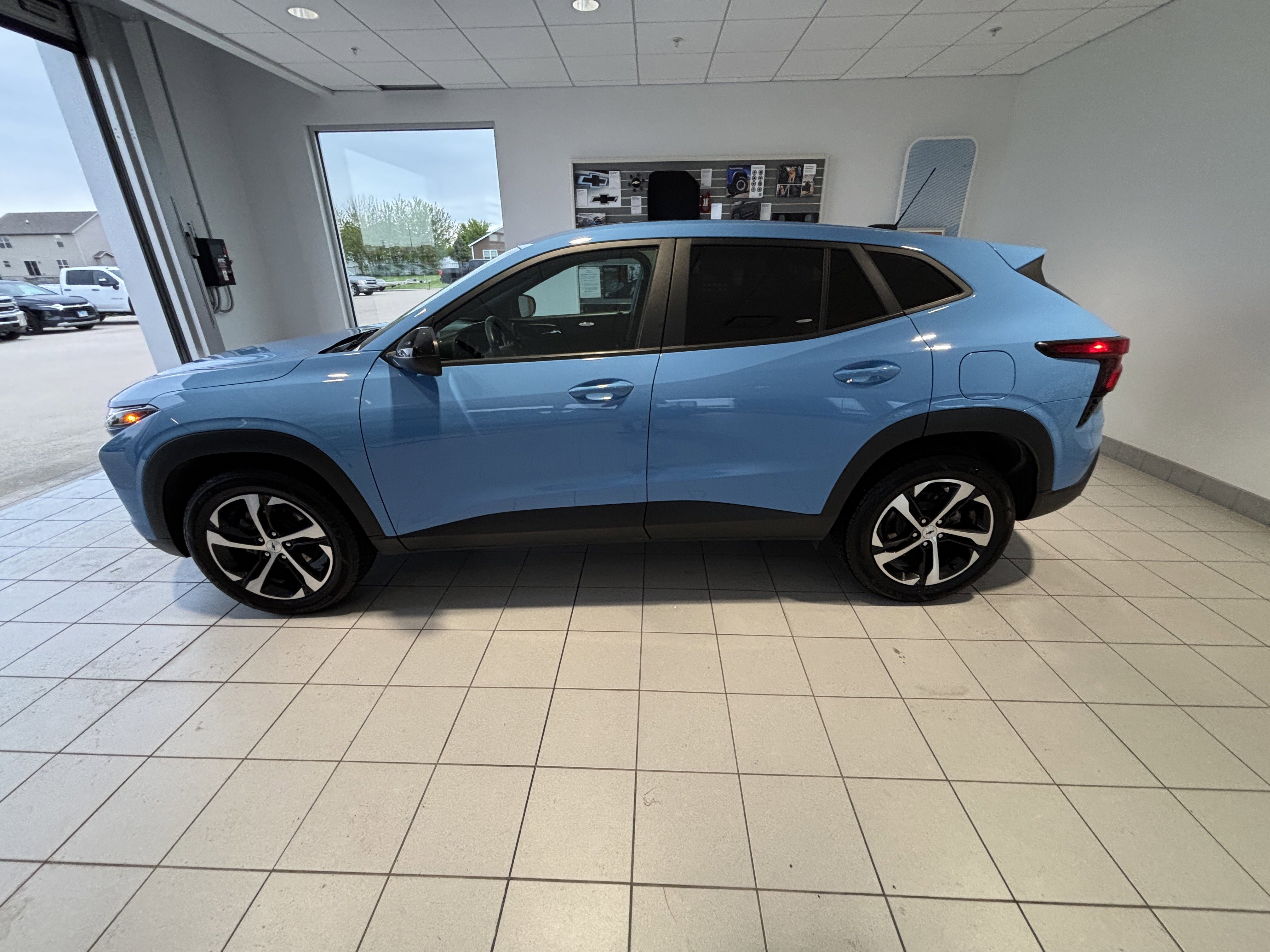 Used 2024 Chevrolet Trax RS w/ Sunroof Package FWD image 8