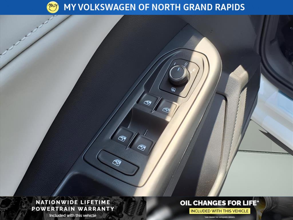 New 2025 Volkswagen Taos SE image 8