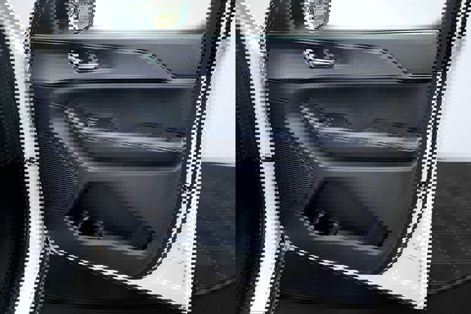 Used 2024 Jeep Grand Cherokee Laredo image 29