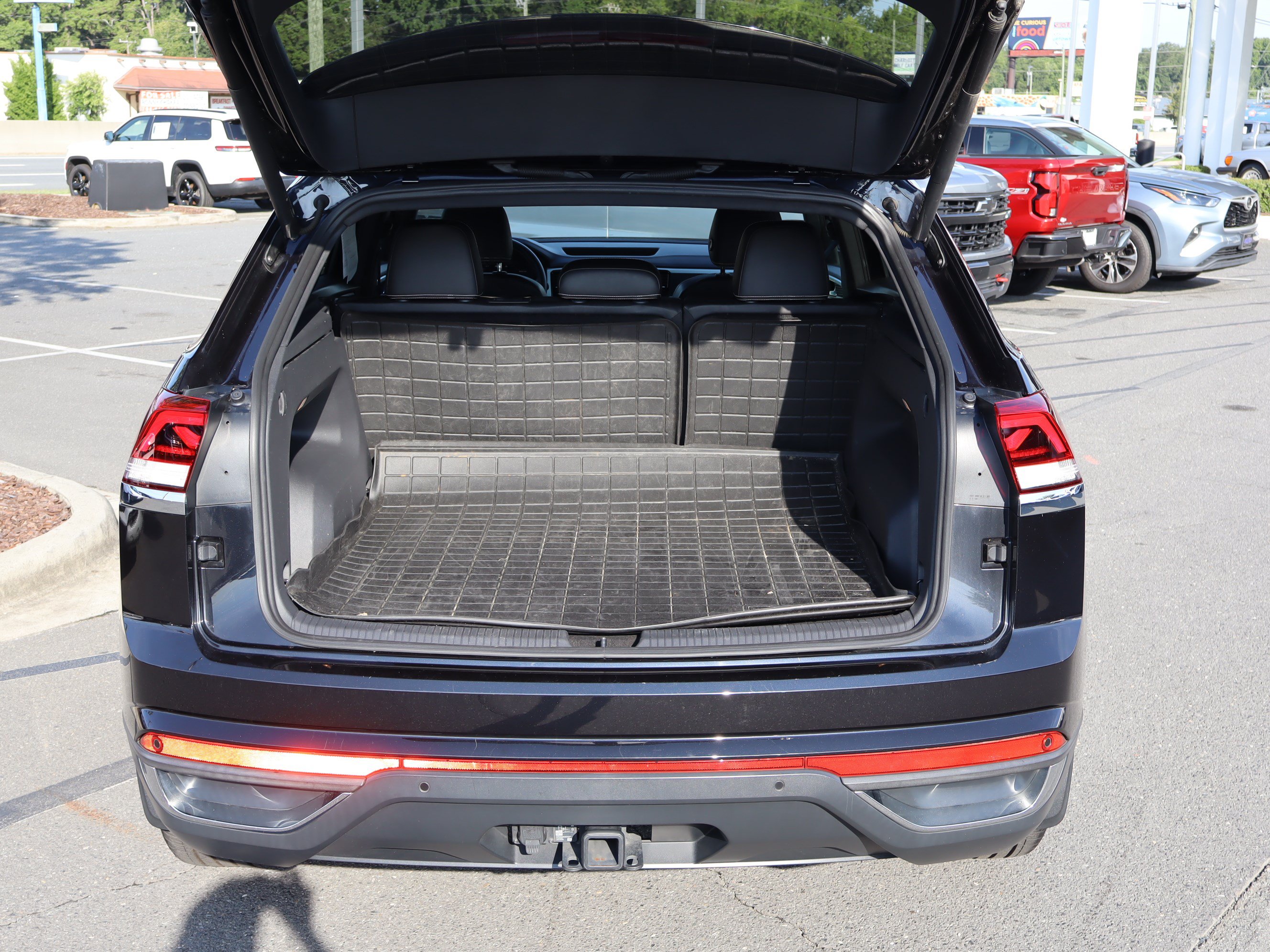 Used 2023 Volkswagen Atlas Cross Sport SE AWD/4WD image 32