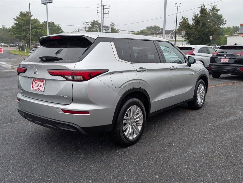 New 2025 Mitsubishi Outlander ES image 2