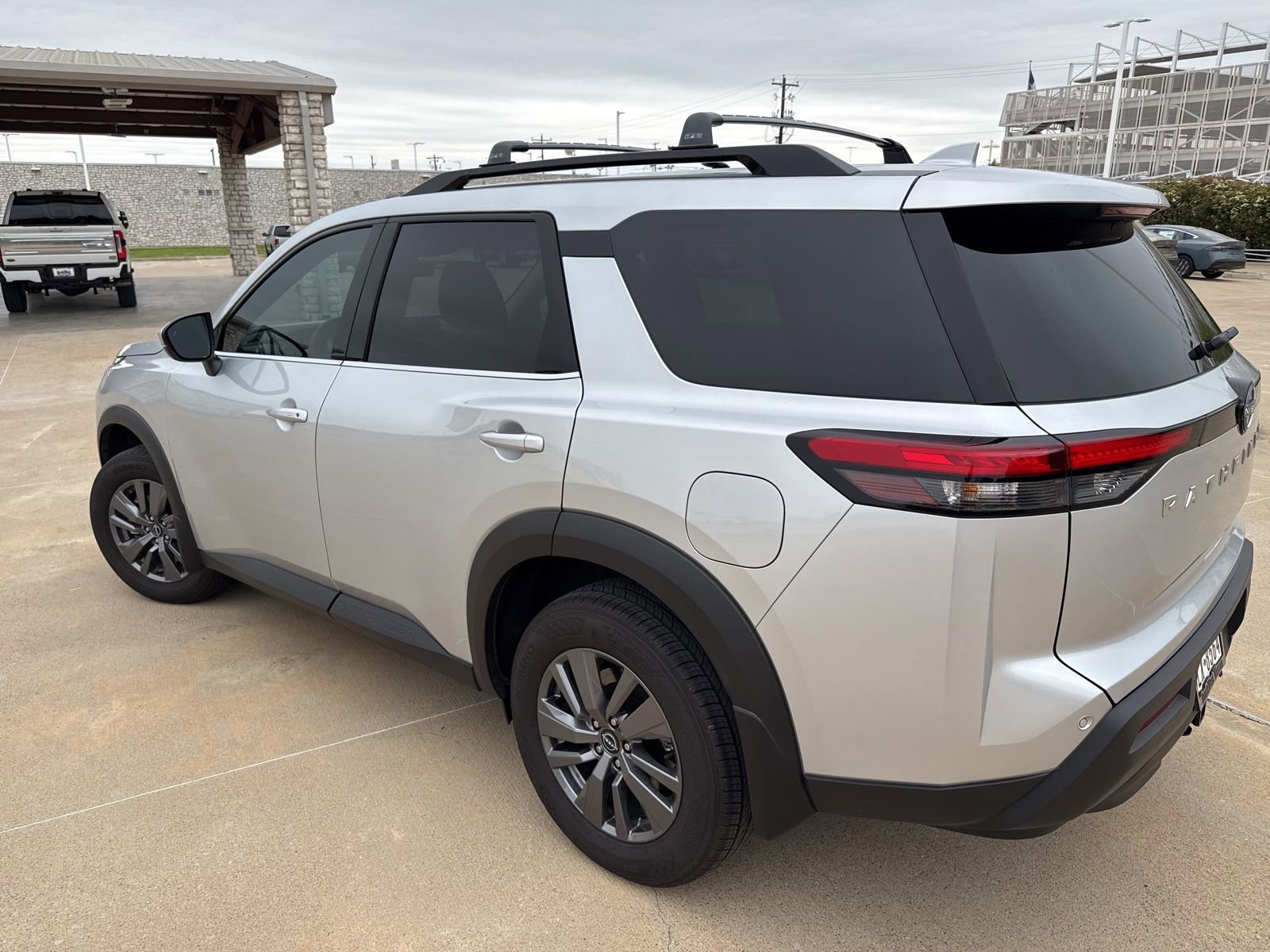 Used 2025 Nissan Pathfinder SV w/ SV Premium Package image 4