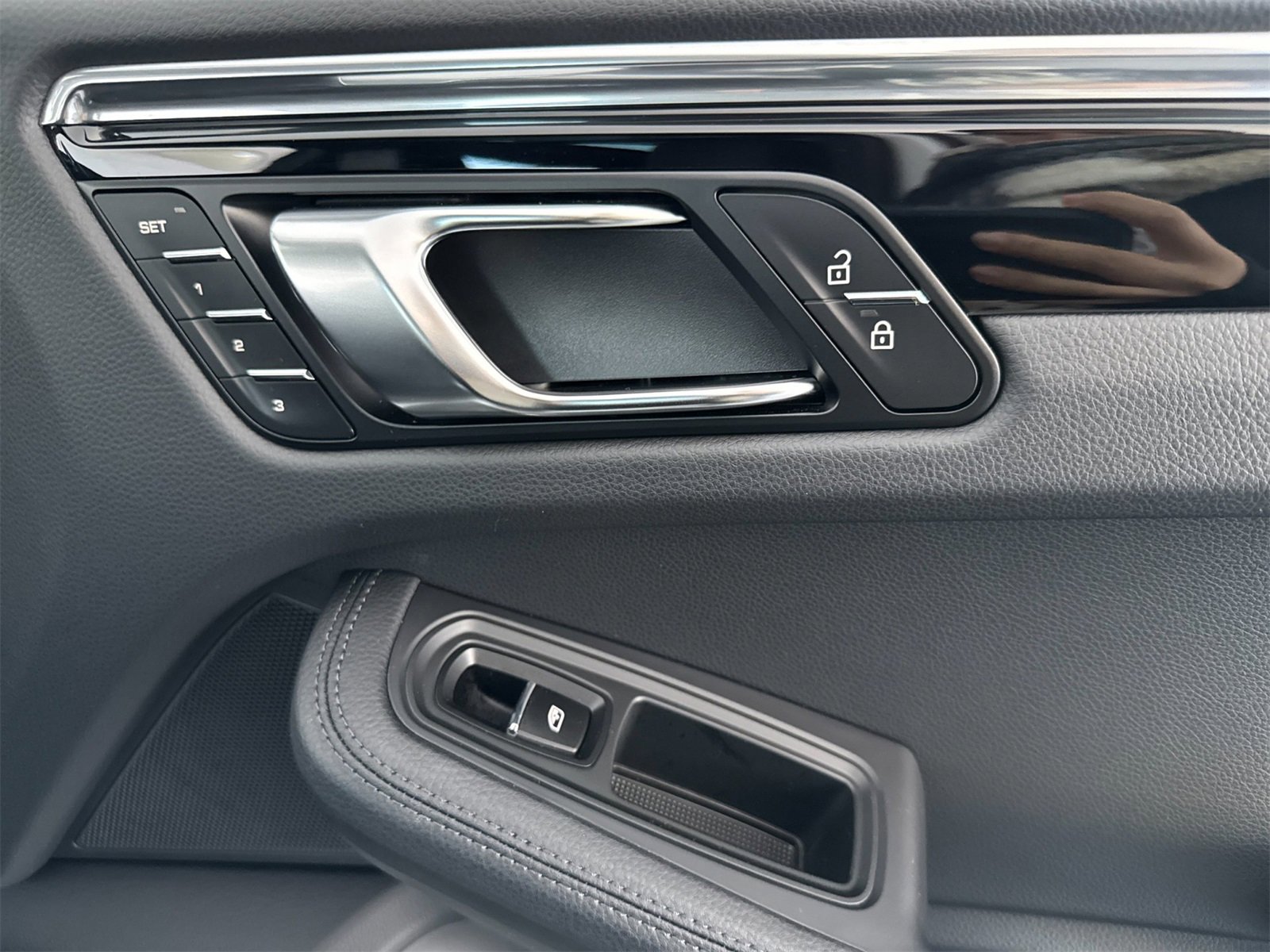 Used 2025 Porsche Macan image 20